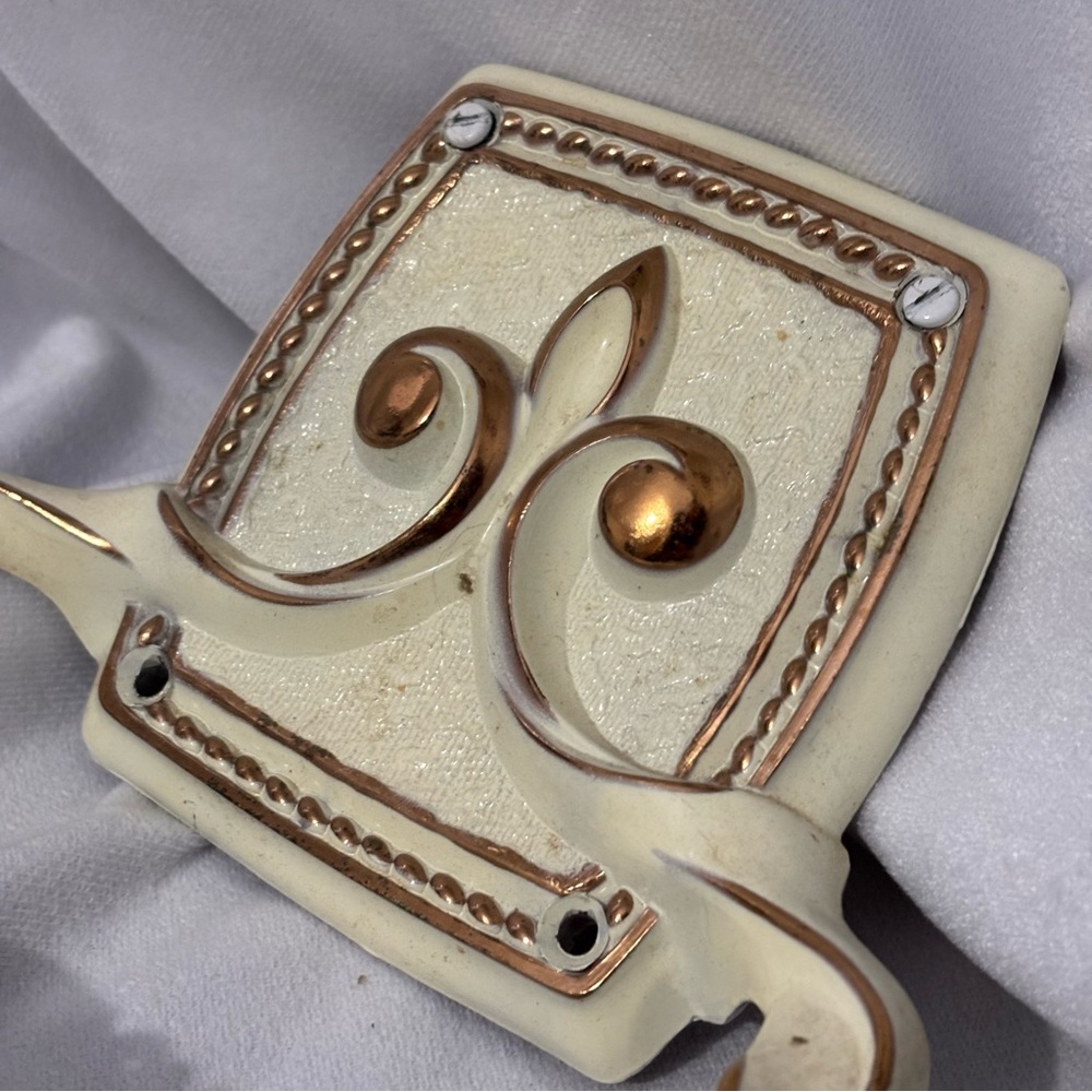 Vintage Amerock French Provincial Gold painted metal Toilet Paper Holder 1970s - Picture 2 of 8